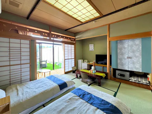 Kamar tamu bergaya Jepang dengan tempat tidur di atas tatami.
