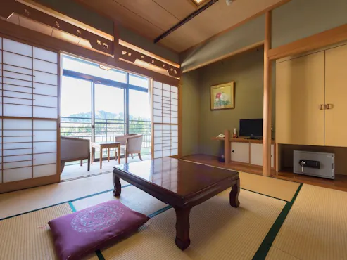 ห้องสไตล์ญี่ปุ่นที่ผ่อนคลายพร้อมวิวภูเขา