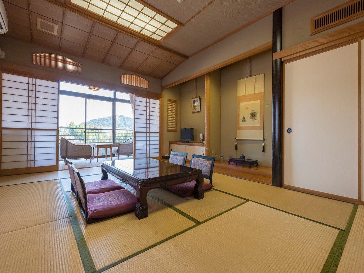 ห้องพักที่เงียบสงบพร้อมวิวเทือกเขาที่อยู่ไกลออกไป