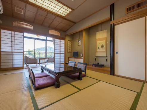 ห้องพักที่เงียบสงบพร้อมวิวเทือกเขาที่อยู่ไกลออกไป