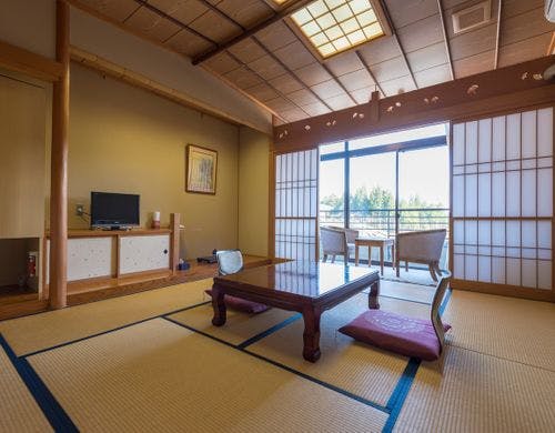 山々を眺める、静かで居心地の良い和室です