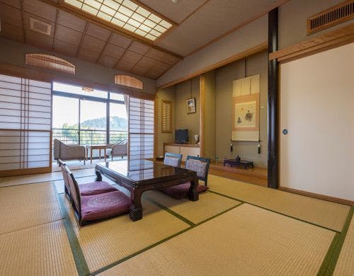 遠くに山並みを眺める、静かなお部屋。