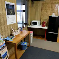 Peti sejuk, ketuhar gelombang mikro, cerek elektrik berkongsi