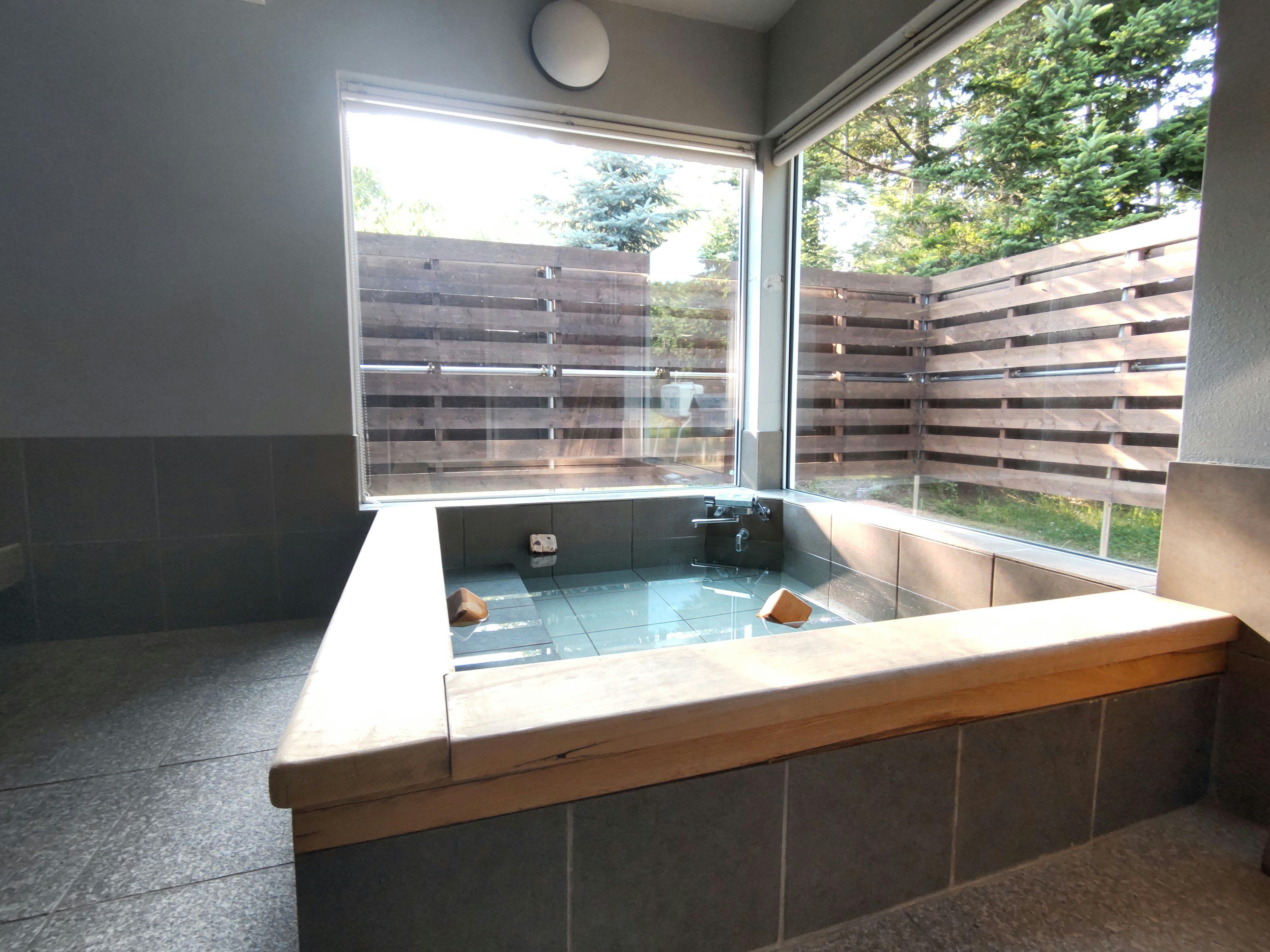 ห้องอาบน้ำที่มีหน้าต่างบานใหญ่ให้บริการแบบส่วนตัวสำหรับลูกค้าแต่ละท่าน