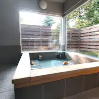 ห้องอาบน้ำที่มีหน้าต่างบานใหญ่ให้บริการแบบส่วนตัวสำหรับลูกค้าแต่ละท่าน