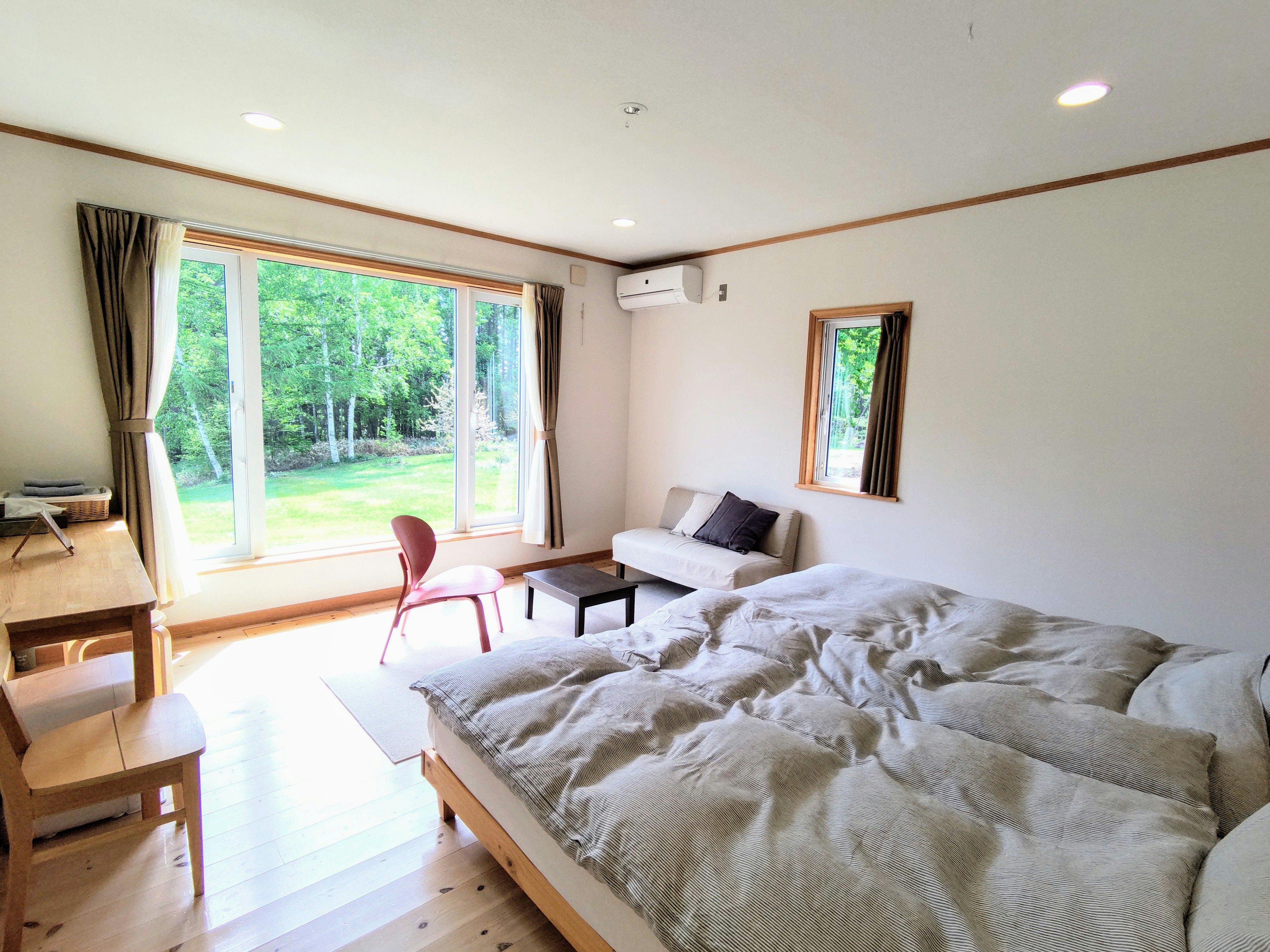 ห้องสไตล์ตะวันตกกว้างขวางพร้อมเตียงเซมิดับเบิล 2 เตียง