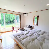 ห้องสไตล์ตะวันตกกว้างขวางพร้อมเตียงเซมิดับเบิล 2 เตียง