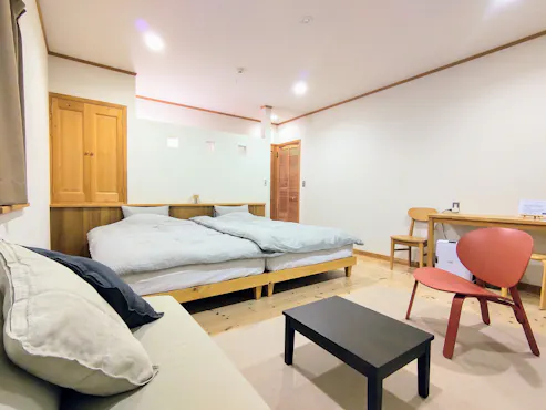 ห้องสไตล์ตะวันตกกว้างขวางพร้อมเตียงเซมิดับเบิล 2 เตียง