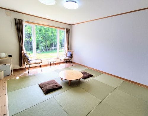 大きな窓　１３畳の広めの和室に琉球畳