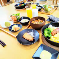 อาหารเช้าเป็นอาหารญี่ปุ่น ไข่ปรุงในกระทะร้อน