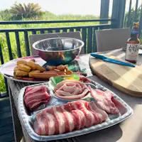 เพลิดเพลินกับบาร์บีคิวบนดาดฟ้าไม้ของคอทเทจ
