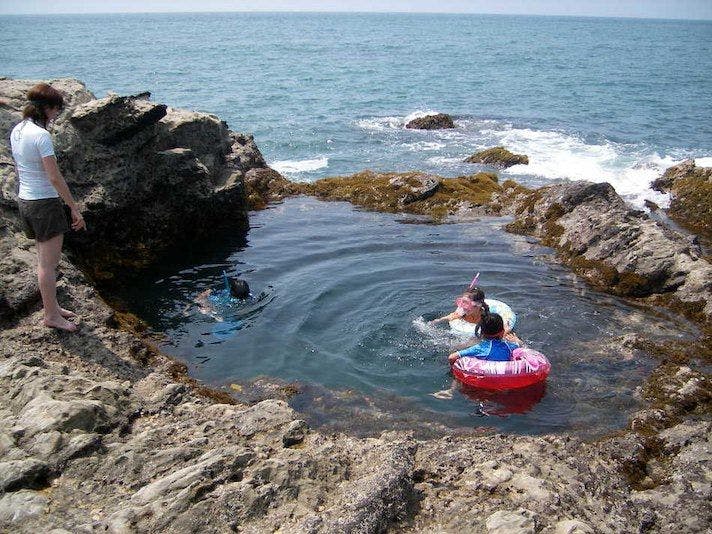 หินสระว่ายน้ำลอยอยู่กลางทะเลก่อนวันหยุด