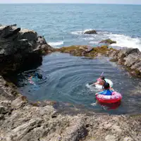 หินสระว่ายน้ำลอยอยู่กลางทะเลก่อนวันหยุด