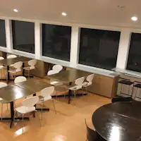 ห้องอาหารชั้น 2 พร้อมวิวมหาสมุทรแปซิฟิกแบบพาโนรามา