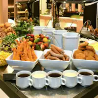 บุฟเฟ่ต์อาหารเช้าแบบญี่ปุ่นและตะวันตก