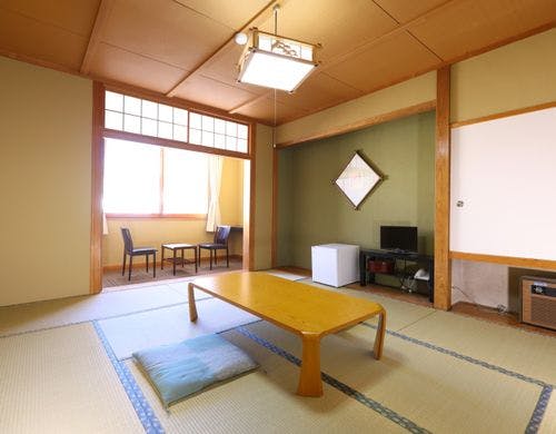 和室8～10畳 2～4名　バスなし／禁煙