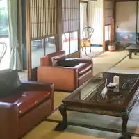 - 차분한 분위기의 거실 공간.