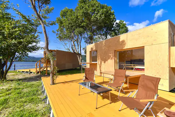 มีระเบียงไม้ที่แยกเป็นอิสระ