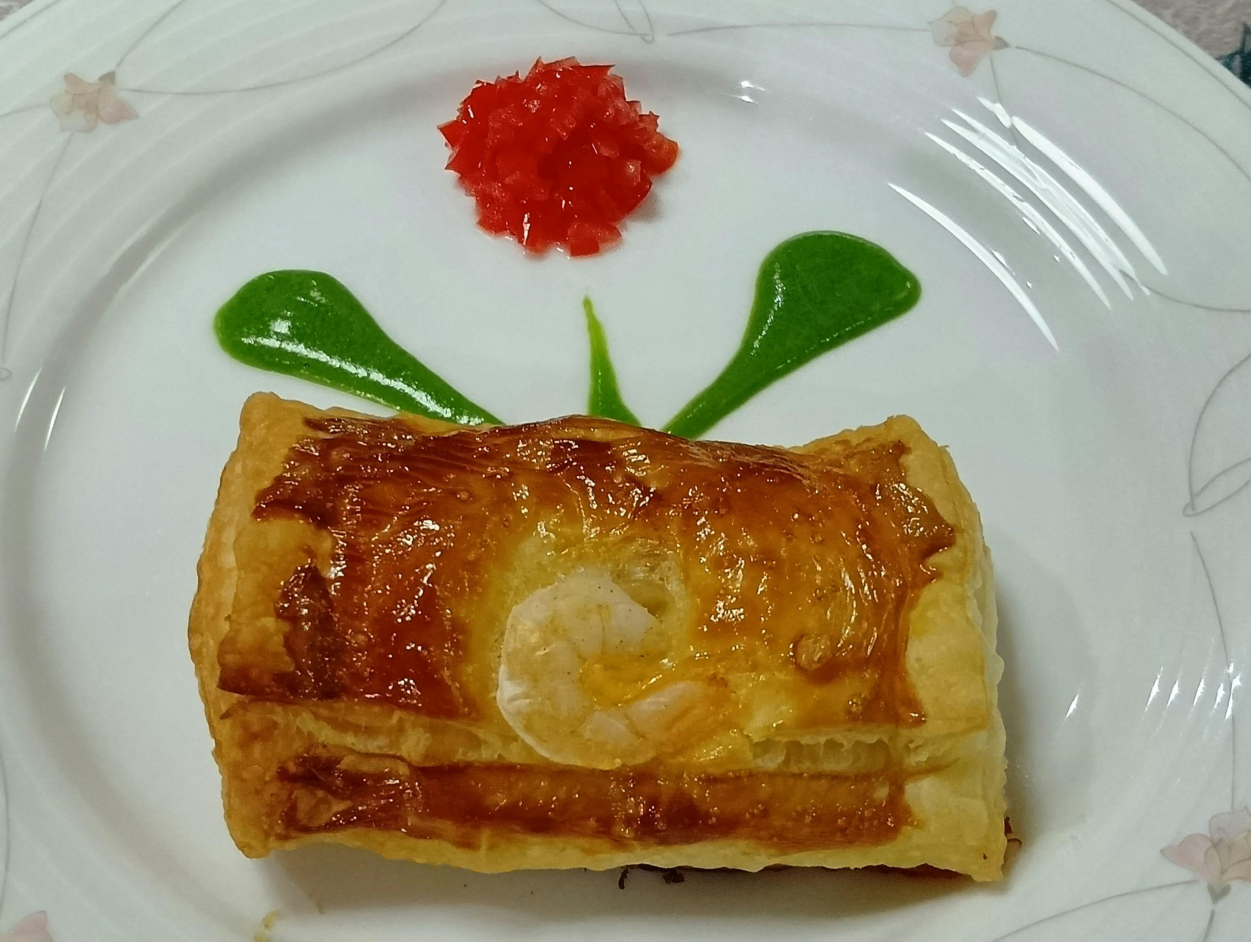 Kerang scallop dan udang kecil dibakar dalam pastri puff