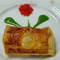Kerang scallop dan udang kecil dibakar dalam pastri puff