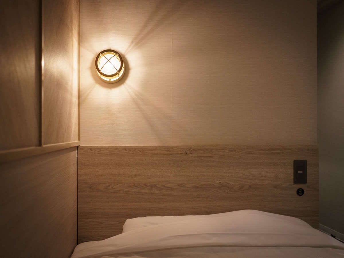 ปรับแสงไฟให้มืดลงเพื่อช่วยให้หลับลึก