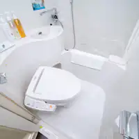 모든 객실에 유닛 욕실 완비.