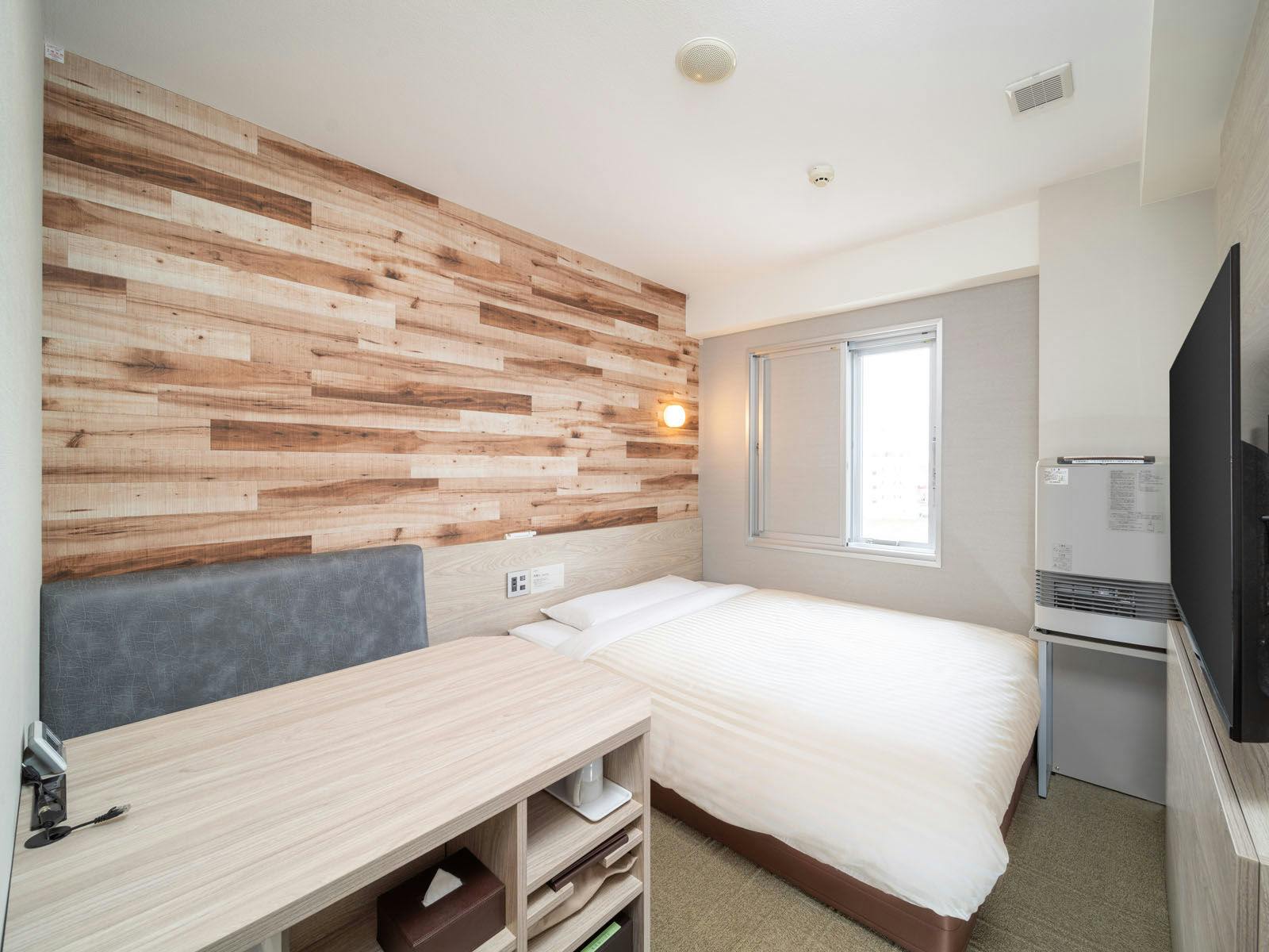 넓은 책상으로 작업이 더욱 효율적입니다.