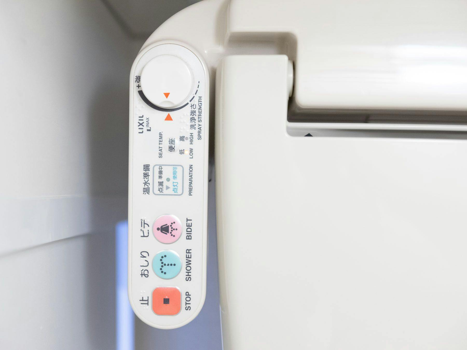 Tandas dilengkapi dengan bidet.