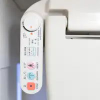 화장실에는 비데가 설치되어 있습니다.