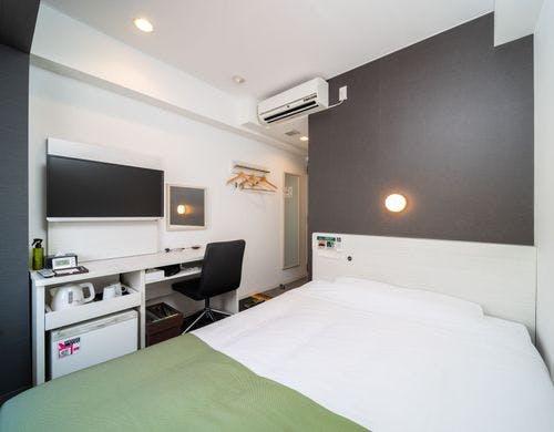 150cm幅のワイドベッドでぐっすり