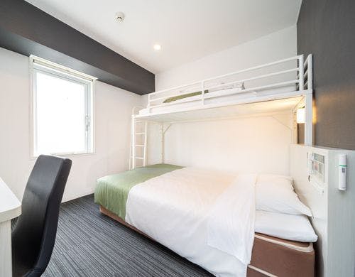 ダブルベッドとロフトベッド付