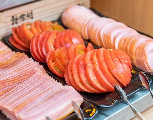 パンにお好みの具材をどうぞ