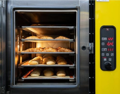 ホテル内専用オーブンで焼き上げています