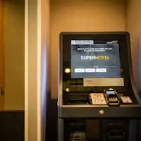 มีเครื่องชำระเงินอัตโนมัติพร้อมบริการแลกเปลี่ยนเงินตรา