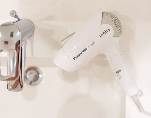 ドライヤーも備え付けております