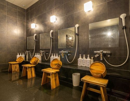 洗い場の椅子・桶にも「東濃ヒノキ」使用