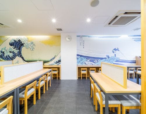 朝の陽ざしに包まれたロハスラウンジ