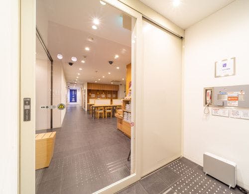 １階正面玄関横のパネルをご利用ください♪