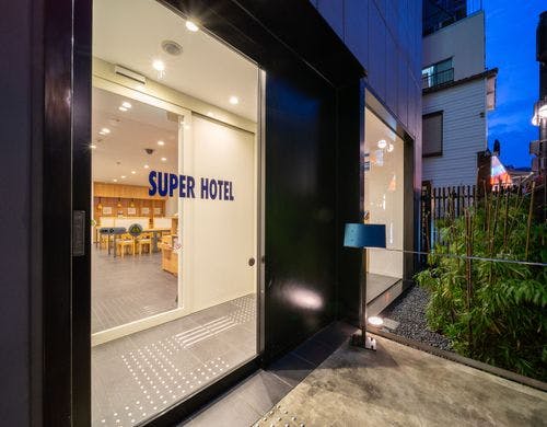 エントランスは24時以降施錠しております