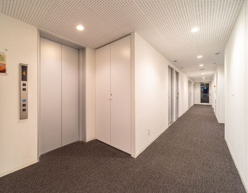 各階のエレベーター付近です