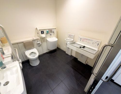 共用トイレはバリアフリー仕様です