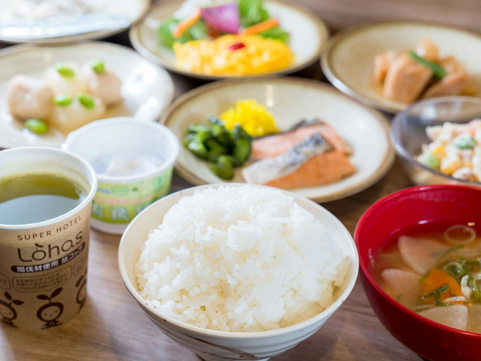 You can enjoy both Japanese and Western cuisine.