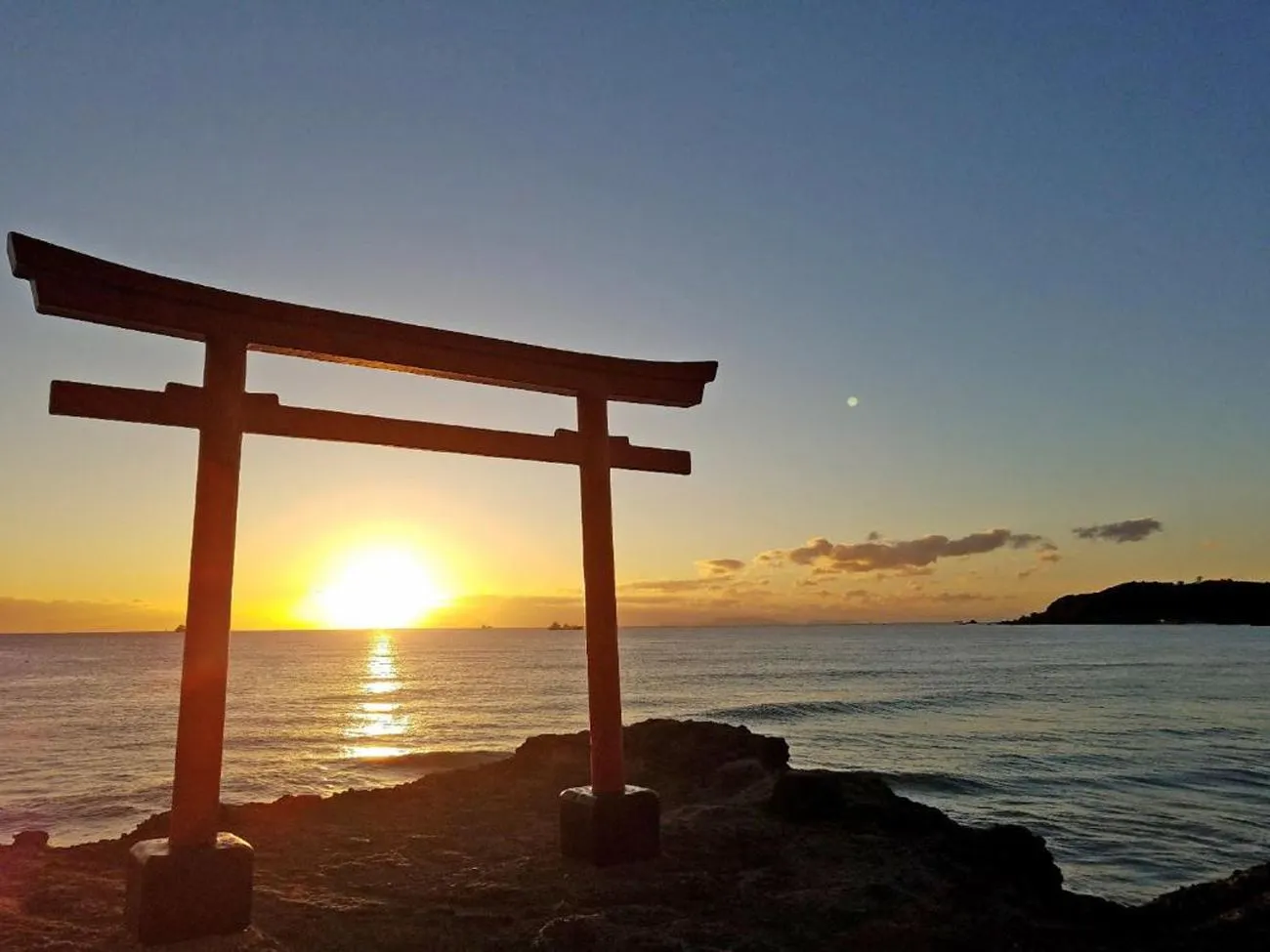 Torii di laut saat matahari terbit.