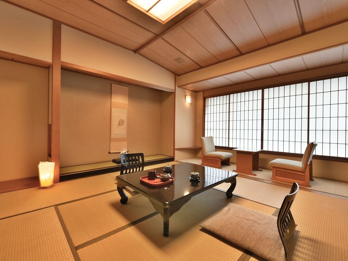 ห้องสไตล์ญี่ปุ่นที่มีบรรยากาศย้อนยุคสีอำพันที่น่าคิดถึง