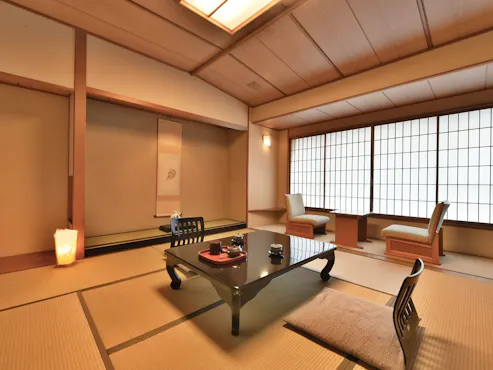 ห้องสไตล์ญี่ปุ่นที่มีบรรยากาศย้อนยุคสีอำพันที่น่าคิดถึง