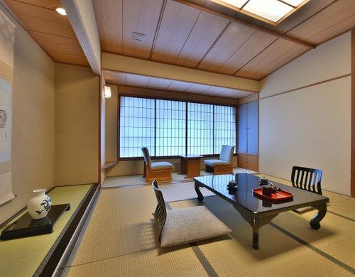 レトロなあめ色の懐かしい雰囲気の和室