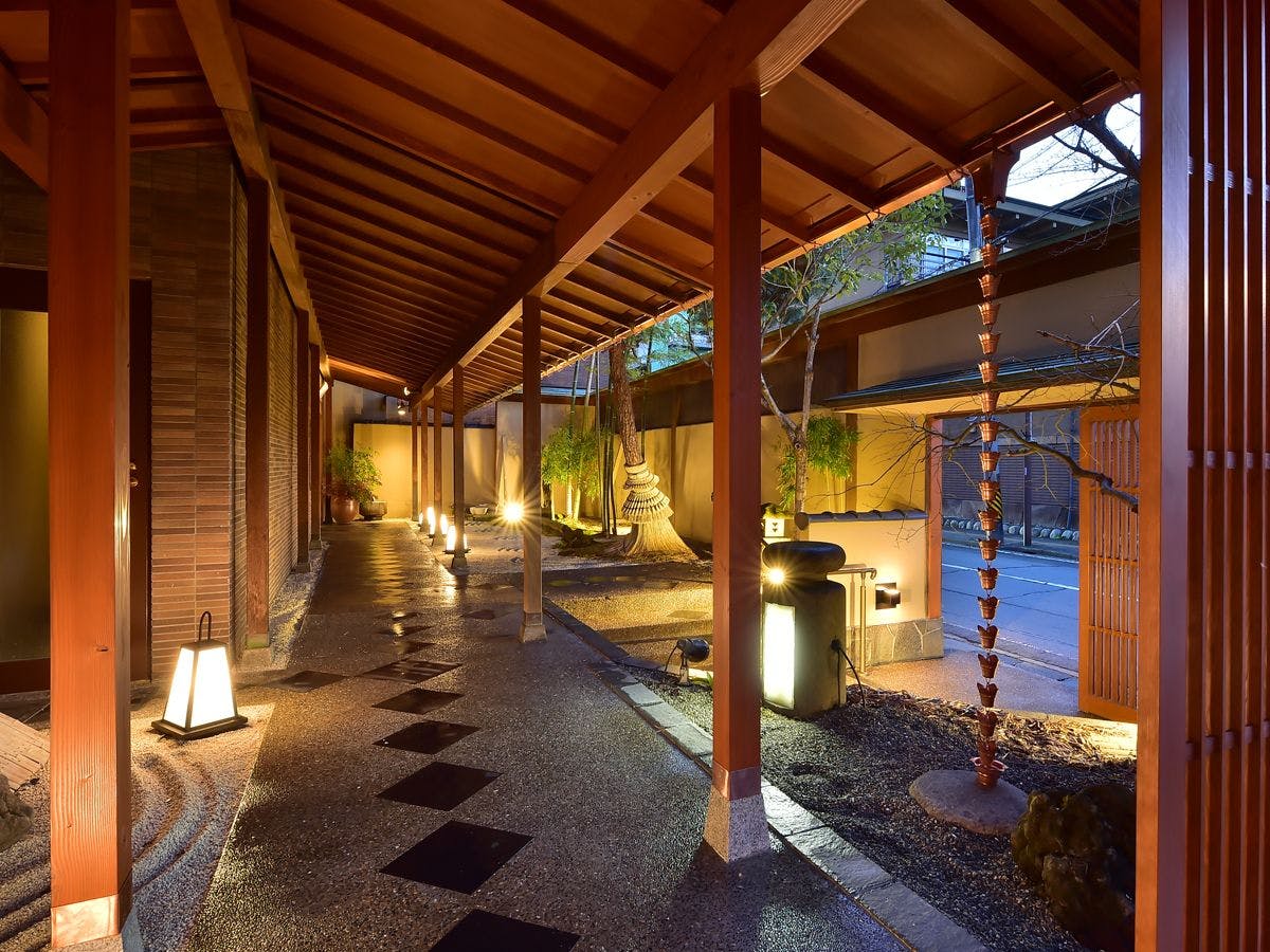 ทางเข้าปูด้วยหิน