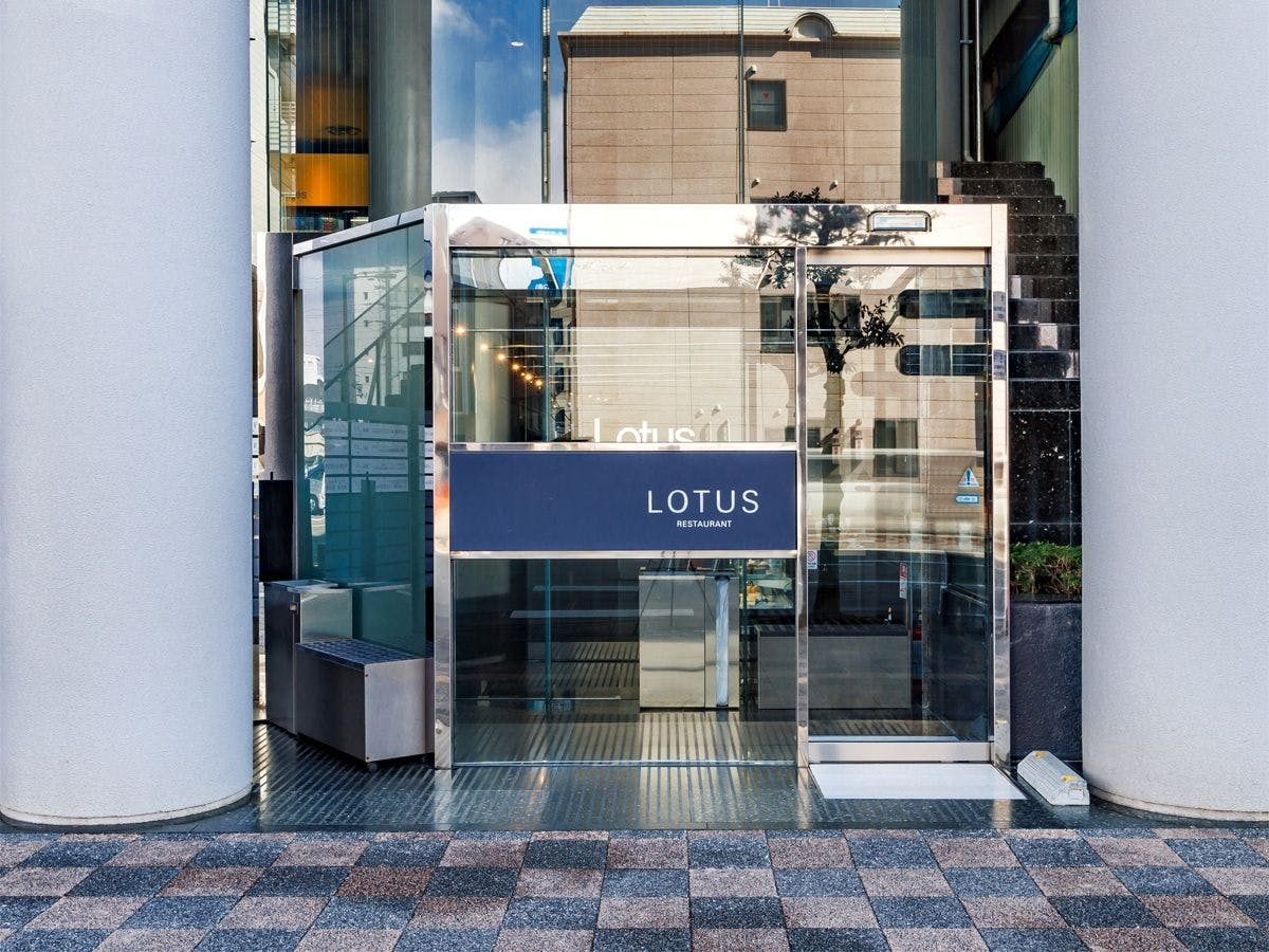 【ร้านอาหารชั้น 1 "โลตัส"】ทางเข้า