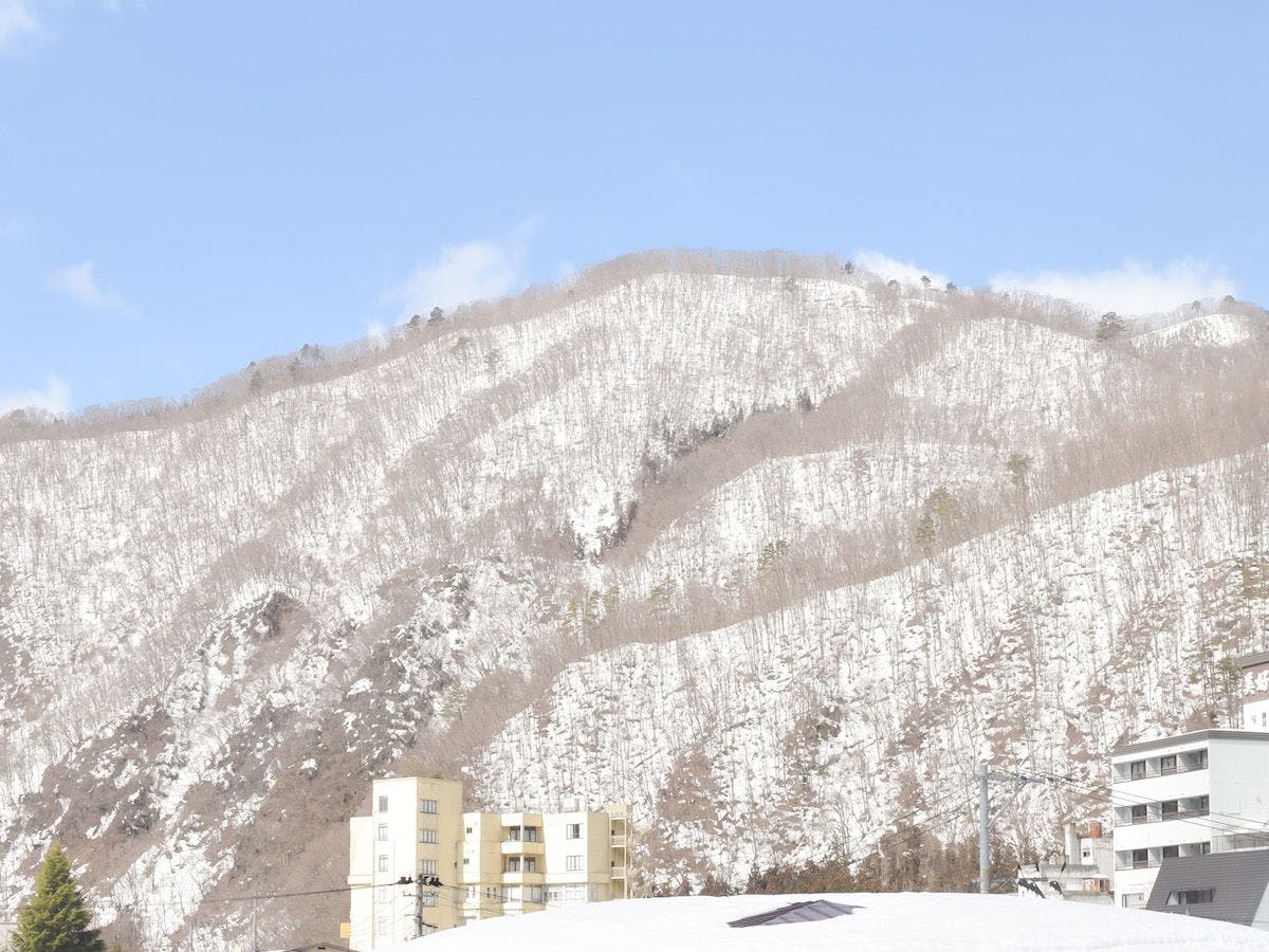 눈으로 덮인 아시노마키 온천의 산들은 아름답습니다.