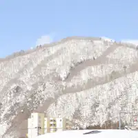 눈으로 덮인 아시노마키 온천의 산들은 아름답습니다.